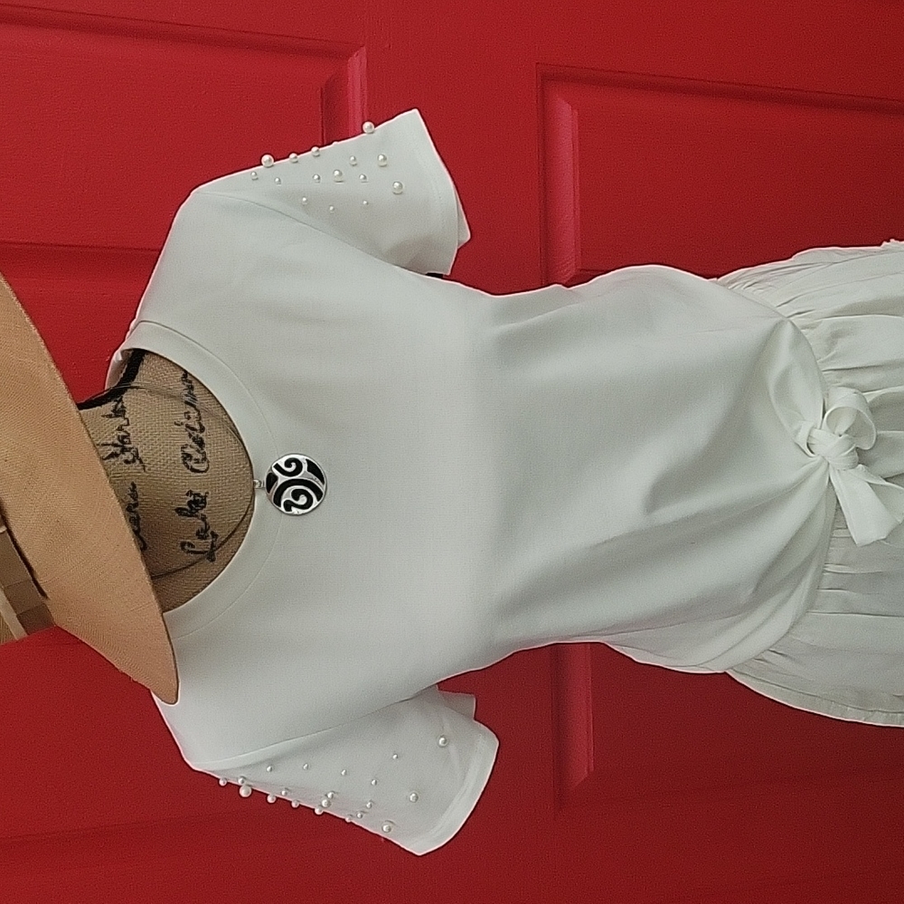White Short Sleeve Pearl-Accent Top - Sz M